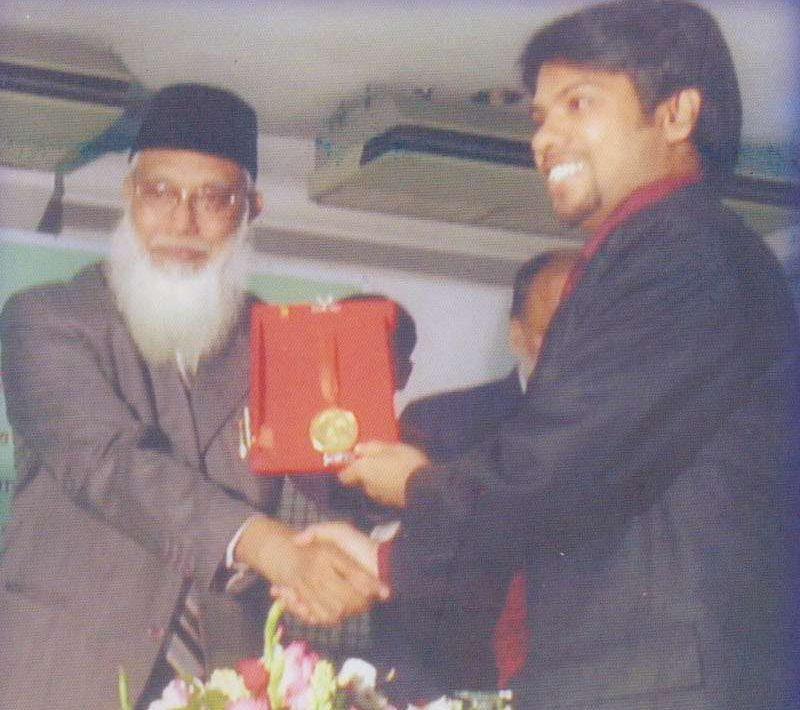 S. M. Zillur Rahman receiving a gold medal on stage