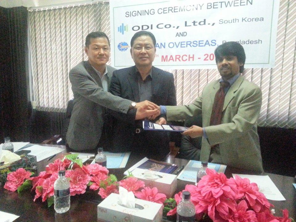 S. M. Zillur Rahman shaking hands with representatives of ODI Co., Ltd. at a signing ceremony